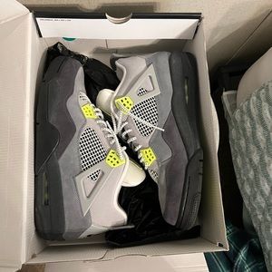 Jordan 4 neon size 11.5 great condition